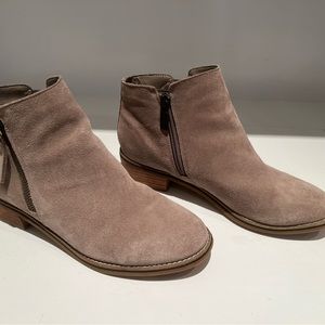 Blondo Women's Liam Waterproof Ankle Bootin Mushrrom Suede. Size 8.